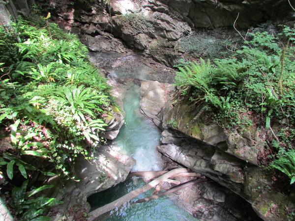 Grotte et cascade de Seythenex (1).