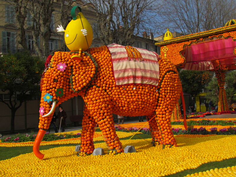 LA FETE DU CITRON A MENTON . ( ALPES MARITIMES )  .   1/2