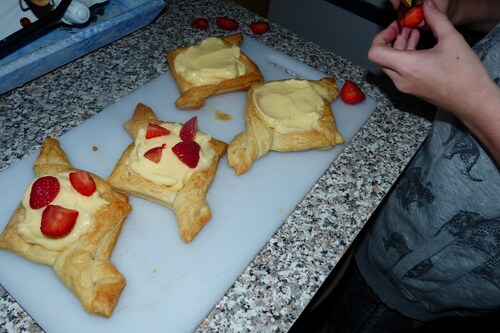 Max, les mains à la pâte