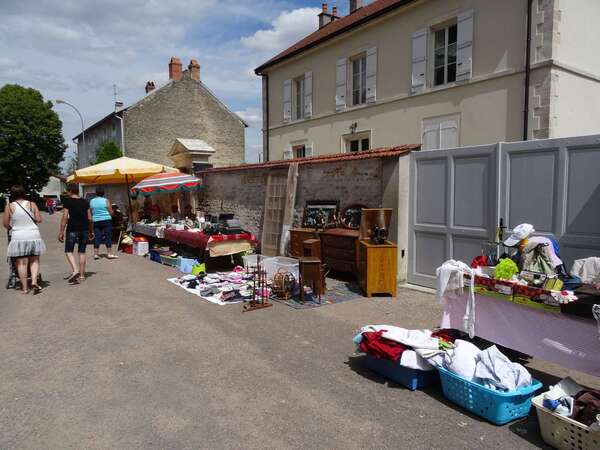 Le vide-greniers organisé à Montigny sur Aube avec les Amis du Château