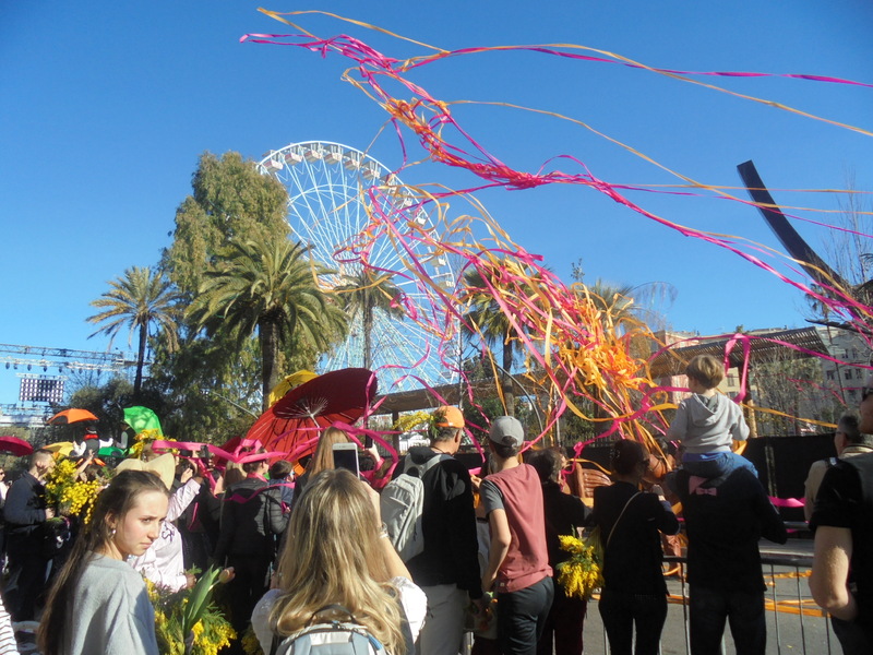 LE CARNAVAL DE NICE ET SA BATAILLE DE FLEURS .  Troisième partie .