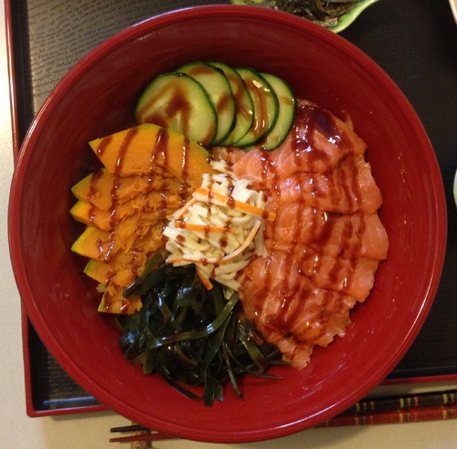 CHIRASHI-ZUSHI (ちらし寿司) - Bol de riz assaisonné avec saumon frais et diverses garnitures