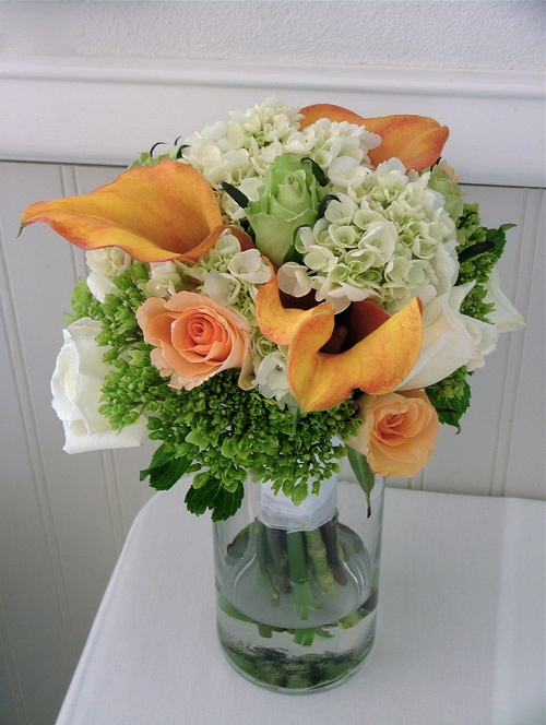 Bouquet de mariage, roses, hortensias et arums (Wikipédia).jpg