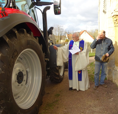 Bénédiction du tracteur d'Yve Lahaussois