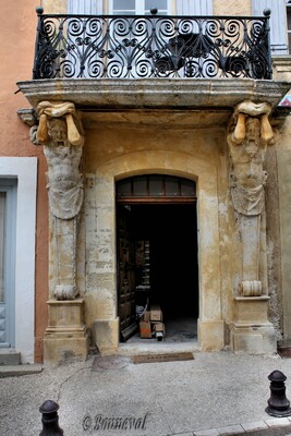 Saint-Saturnin-lès-Apt Maison aux Atlantes Vaucluse