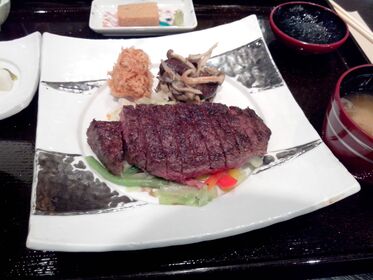 La portion de bœuf de Kobe, petite éponge de sauce en haut