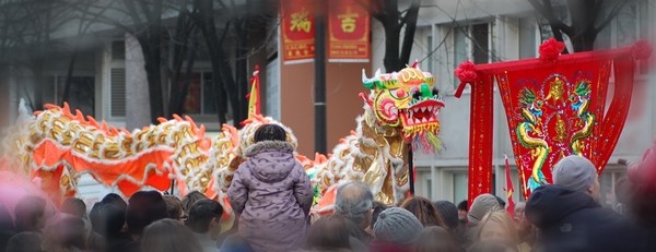 Bref, il y a un dragon qui vole dans le salon