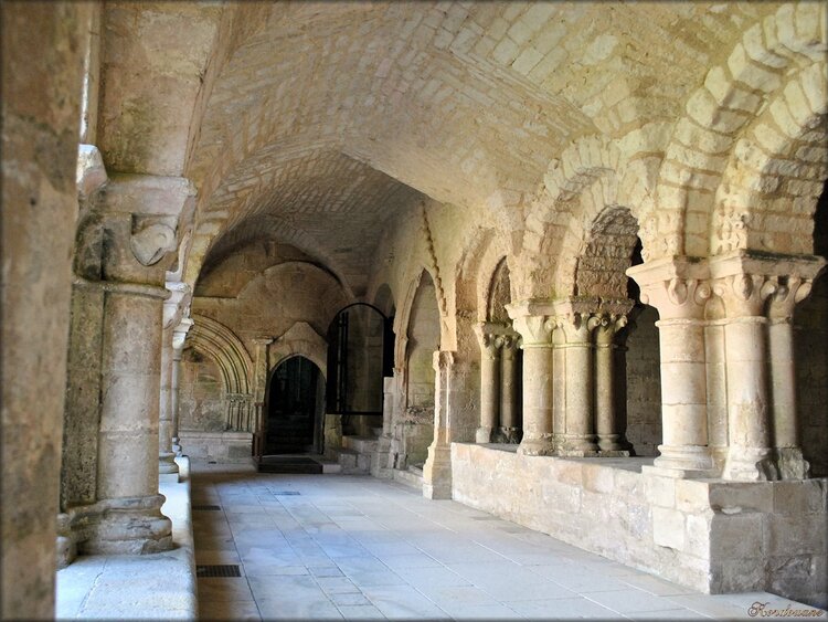 Photo du cloître de l'abbaye de Nieul-sur-l’Autise