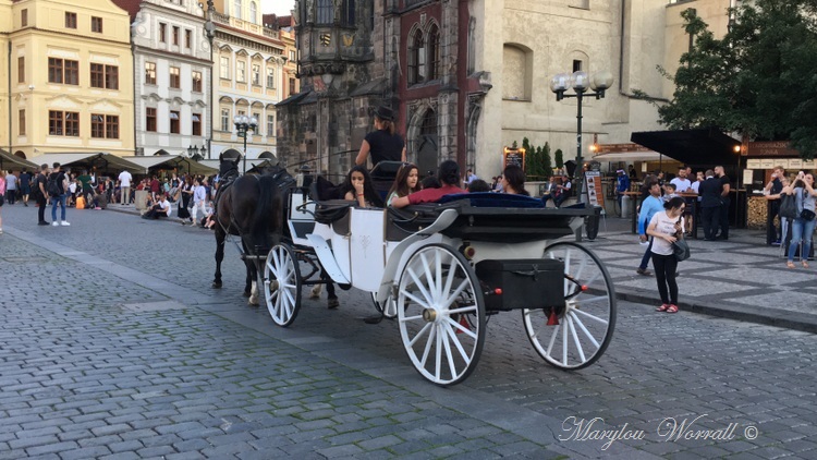 Prague : Tramways, calèches et vieilles voitures.