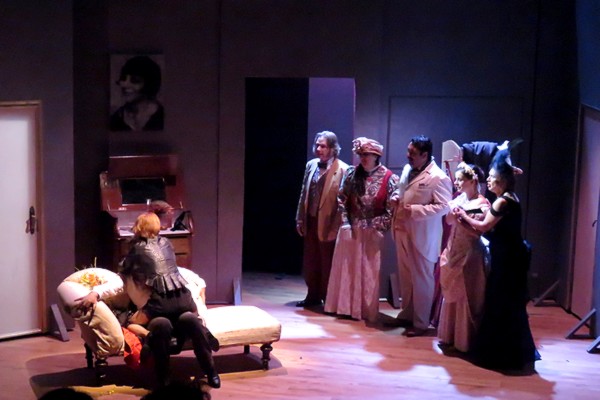 "Un fil à la patte" de Georges Feydeau, mis en scène et interprété par la Compagnie des Gens, a eu un très grand succès...
