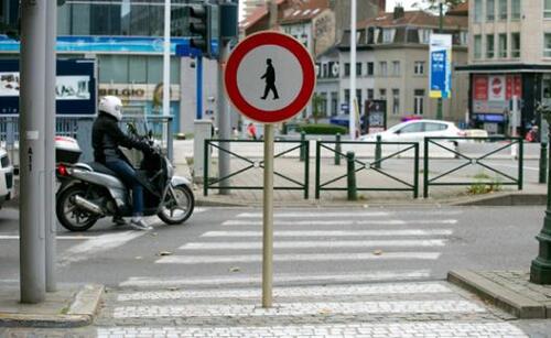  Absurdité à Bruxelles: un passage piéton… interdit aux piétons !