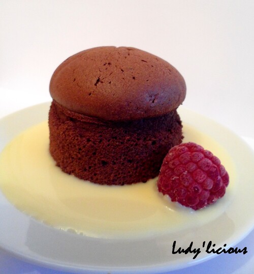 Fondant au chocolat sur son nid de crème anglaise