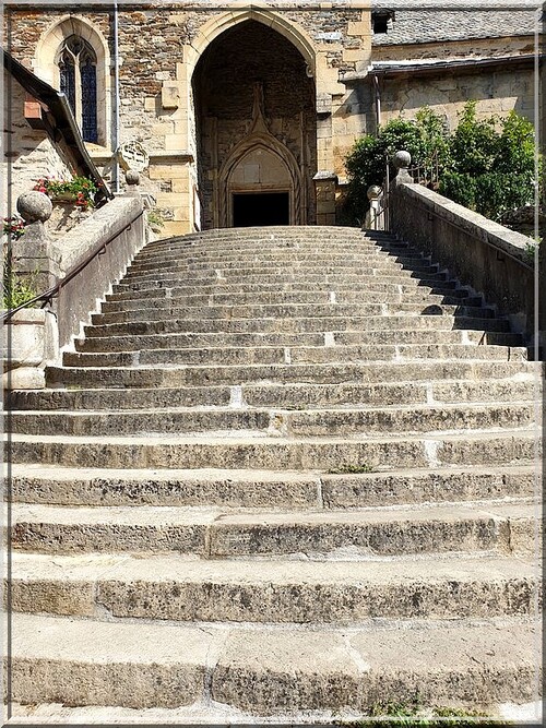 954 - Le village d’Estaing et son château en Aveyron (12)