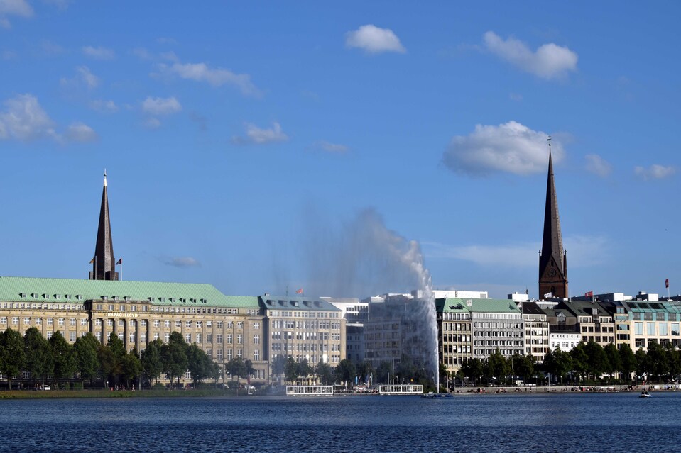  J12 - Hamburg - La ville et ses clochers vue depuis les bords du Binnenalster