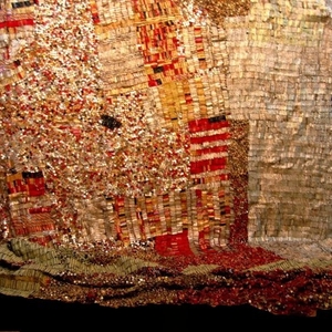 El Anatsui - Sasa manteau -  repurposed bottle caps and gum wrappers 2004 Beaubourg Paris