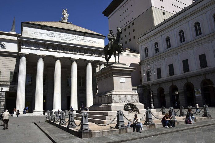 Gênes - Largo Pertini - Le théâtre Carlo Felice Opera et la statue de Garibaldi