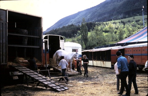 ambiance autour du cirque Jean Richard à Mende en 1971 ( archives Jean Claude Murat)