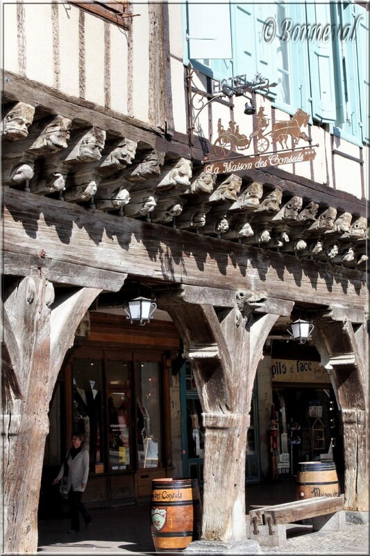 Bastide de Mirepoix Ariège la Maison des Consuls aux modillons sculptés