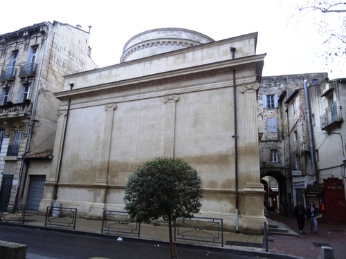 Autour de l'église Zaint-Pierre en Arles (photos)