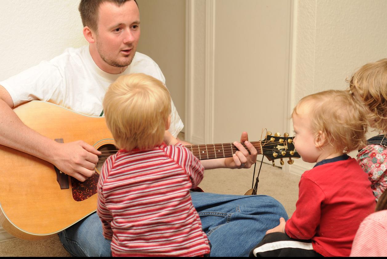 musicien et tout-petits