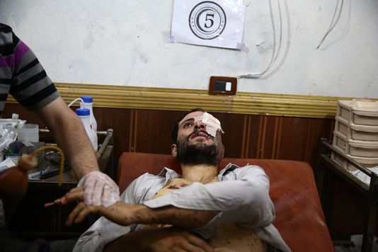 ABD DOUMANY / AFP Un homme blessé par une frappe des forces gouvernementales syriennes à Douma, près de Damas, le 26 août.