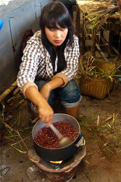 Marché de Luang Namtha : Touillage de cacahuètes Marché de Luang Namtha : Touillage de cacahuètes