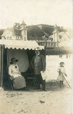 [Granville - Estivants sur la plage].