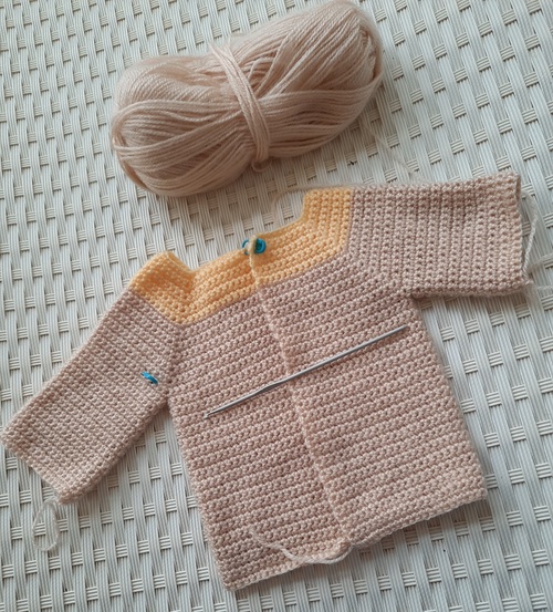 Petite veste beige pour bébé 