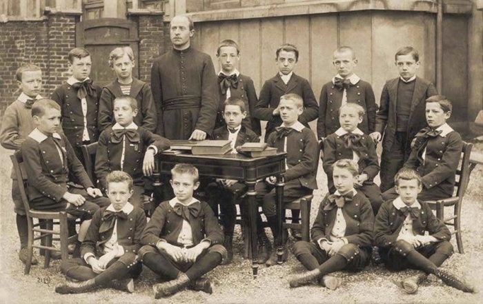 photographie de classe d’une école privée catholique. 1898. Musée national de l'éducation