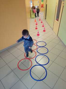 Parcours de motricité dans les couloirs