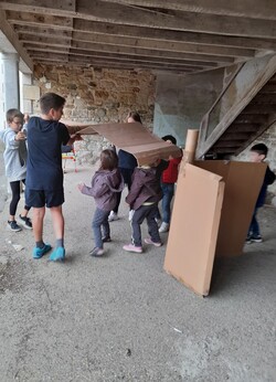 maternelle CE2 et CM : une cabane en carton