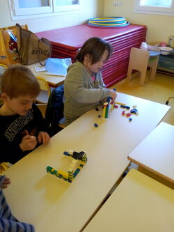 Le matin: réaliser une construction avec 100 Lego