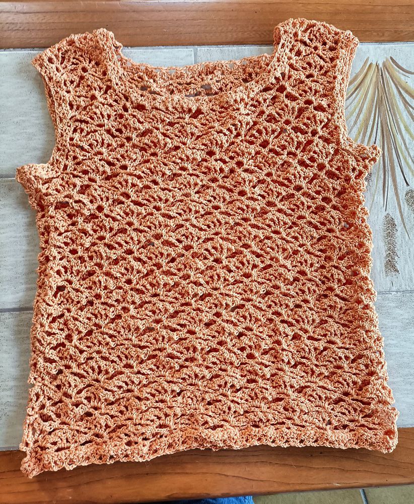 Une blouse crochetée avec mon coton de juin couleur mandarine...