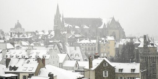 11 h, ce jeudi 11 février 2021. Les toits vannetais blanchissent. Il est tombé 3 cm de neige sur la Cité des Vénètes. L’averse a duré deux bonnes heures. Suffisant pour voir apparaître un beau manteau