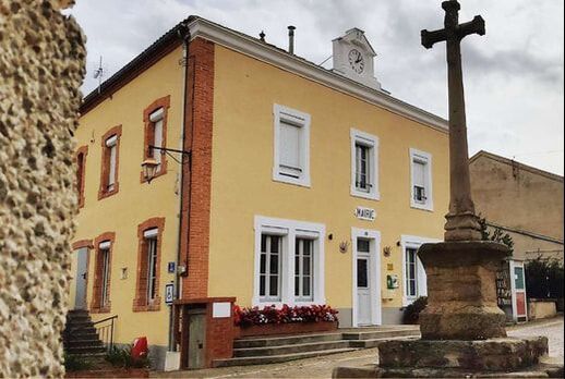 La Mairie de Marcoux - Village de Marcoux (Loire, 42130)