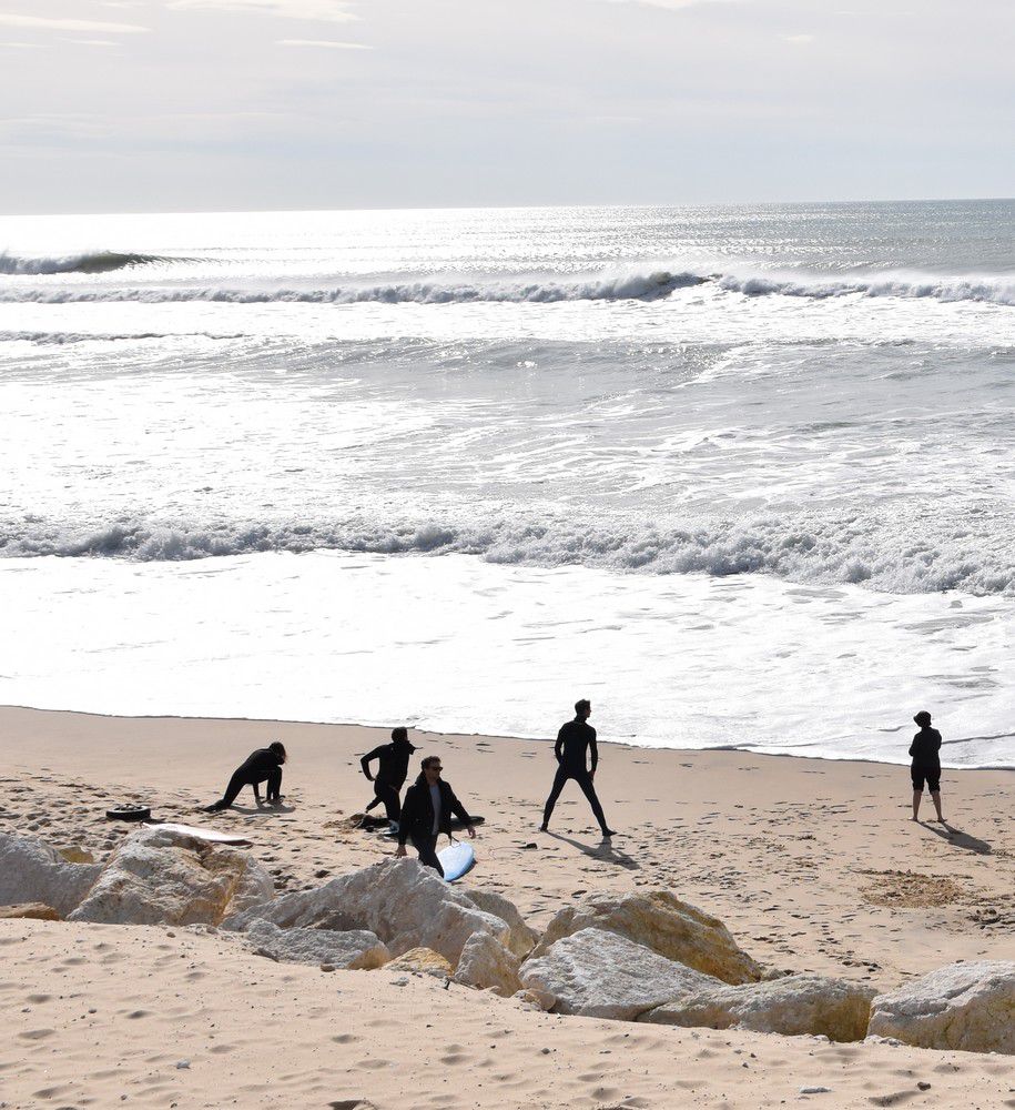 De courageux surfeurs, à Lacanau, en mars 2024...