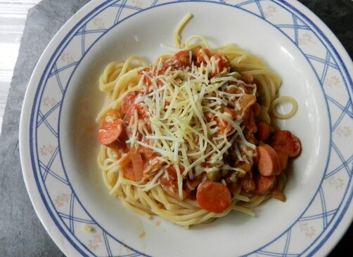 Spaghetti au thon,petites saucisses avec accompagnement