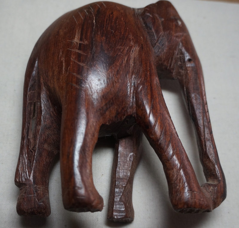 Éléphant en bois ciré