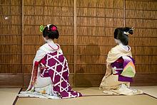 220px-Maiko_and_geisha_back