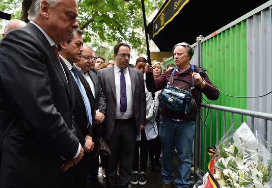 Le rapporteur de la commission, le député PS Sébastien Pietrasanta (au centre) , et son président, le député LR Georges Fenech (à gauche), devant le Bataclan, le 20 juin.