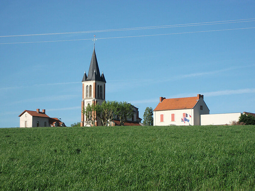 Église et mairie depuis le chemin de l'Ancienne-Église.