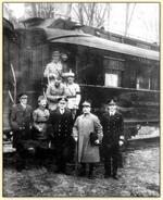Photo prise juste après la signature de l'Armistice avec au premier plan le maréchal Foch, encadré par les amiraux britanniques Hope et Rosslyn Wemyss.
