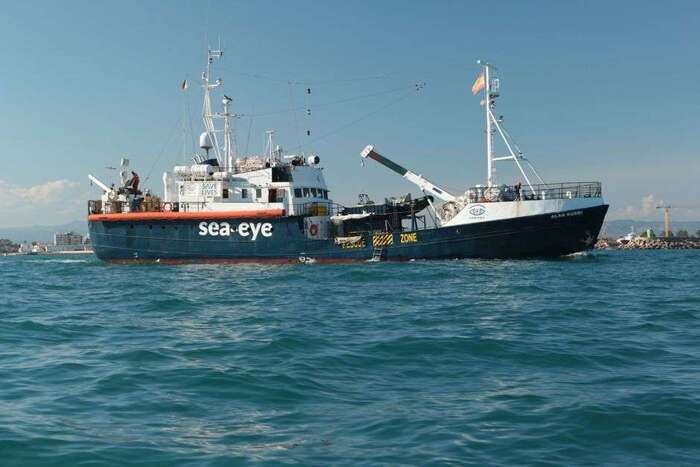 Le navire humanitaire Alan Kurdi finalement en route vers la Sardaigne