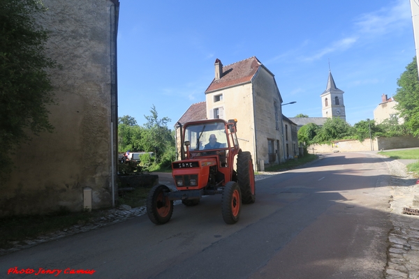 Un cortège de vieux tracteurs de collection a traversé le village d'Essarois...