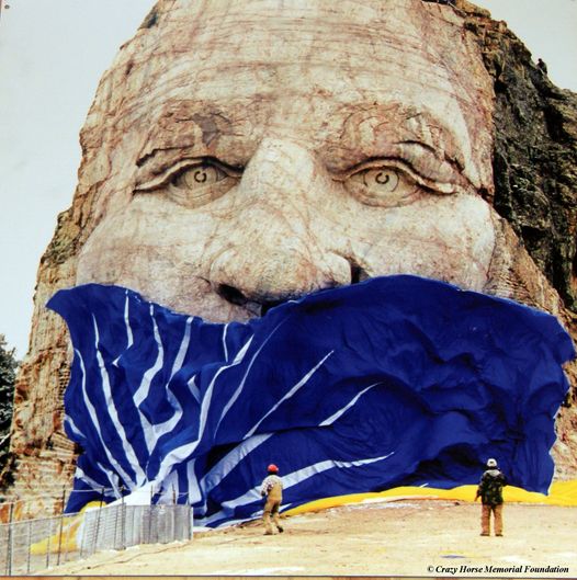 Peut être une image de 2 personnes, sculpture, journal, Mont Rushmore, Stonehenge et texte