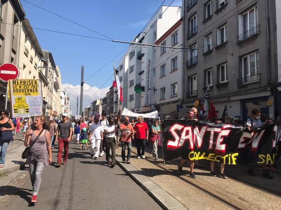 EN IMAGES. À Brest, un millier d’anti-passe sanitaire manifestent et se rendent à l’hôpital Morvan. ( OF.fr - 04/09/21 - 15h07 ) 