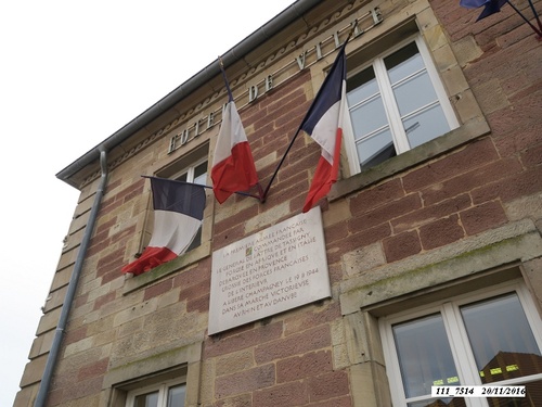 * Cérémonie du 75ème anniversaire de la Libération de Champagney à la plaque commémorative "Rhin et Danube", sur la façade de la Mairie de Champagney.