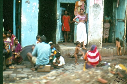 FEMMES-EN-CAGE-DE-BOMBAY--1-.JPG