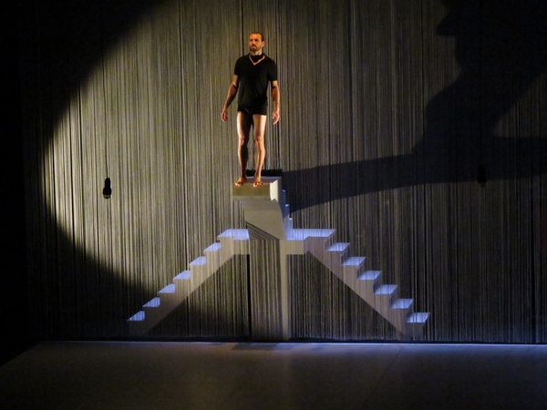 "L'hypothèse de la chute", a ravi les amateurs de danse moderne au Théâtre Gaston Bernard ....