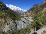 Vallée au pied de Ghyaru et Annapurna III (7575m)